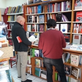 Libros Clepsidra. Una librería de tradición, con ambiente amable para que los miembros del Círculo de Amigos escojan sus títulos preferidos, con un descuento del 10% en la compra.